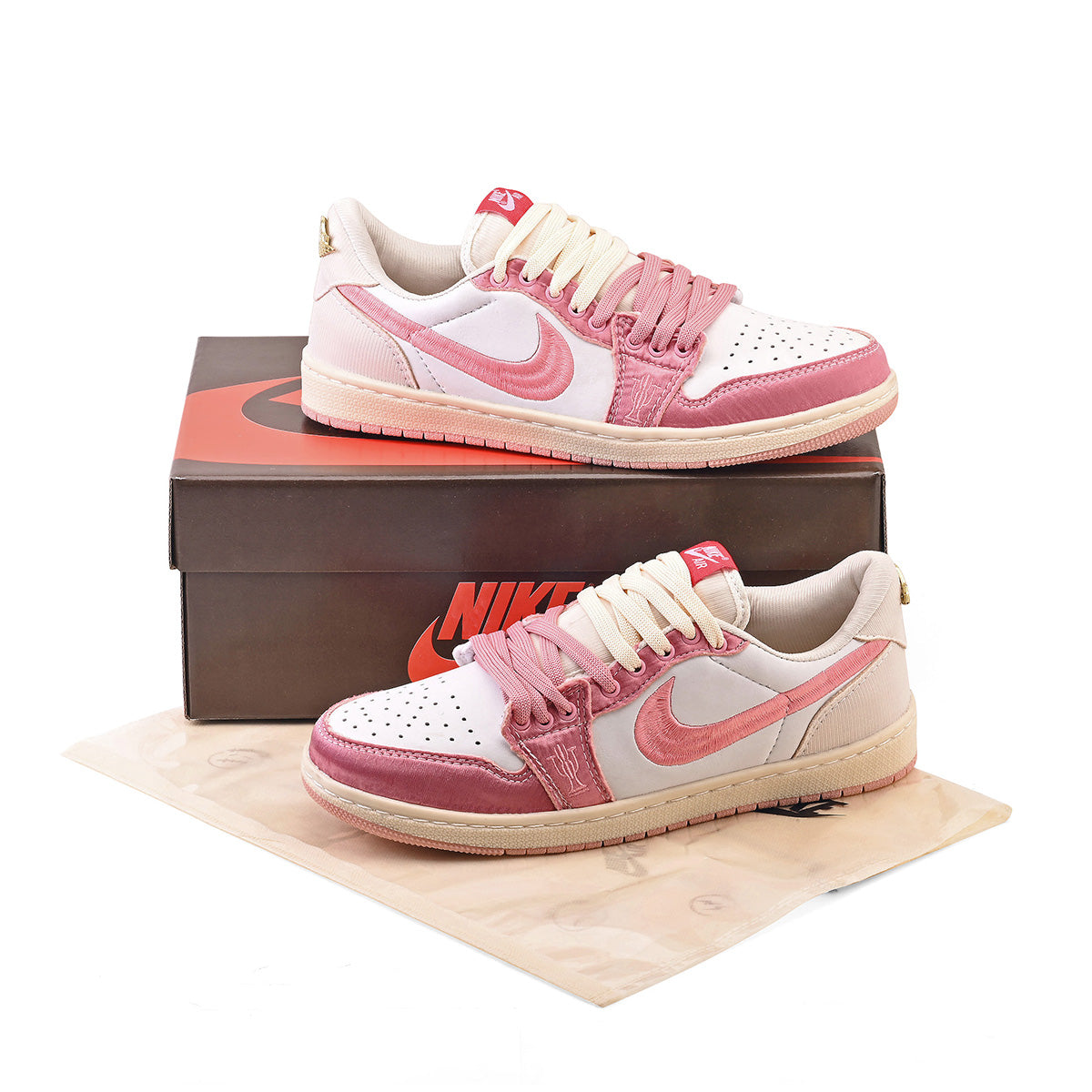 Nike Air Jordan 1 Retro Low OG Trophy Room Away (Branco/Rosa)